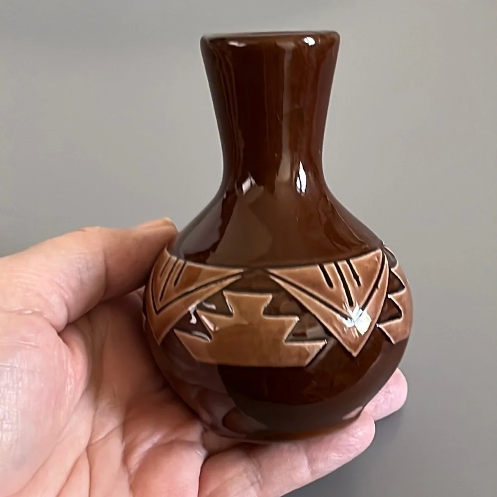 Vtg Souix Native American Pottery Signed Swift Eagle South Dakota Brown Bud Vase